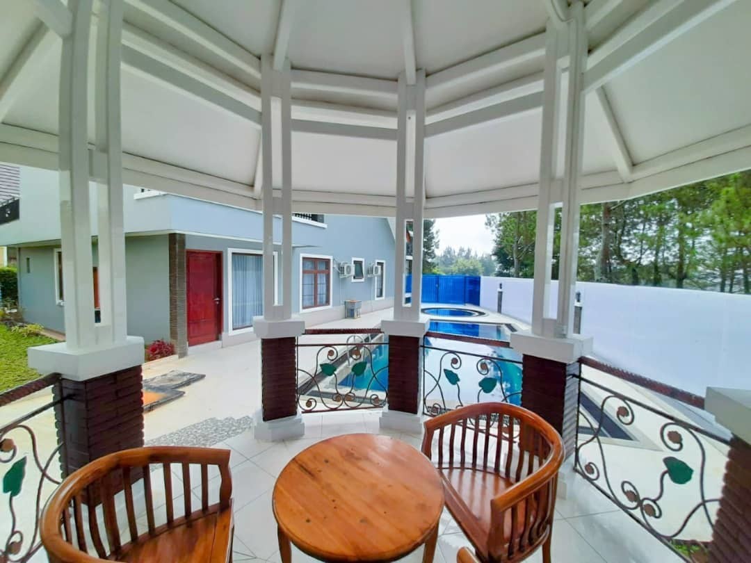 5 kamar tidur Kolam Renang Pribadi - villa puncak pass ciloto  FA1/01A