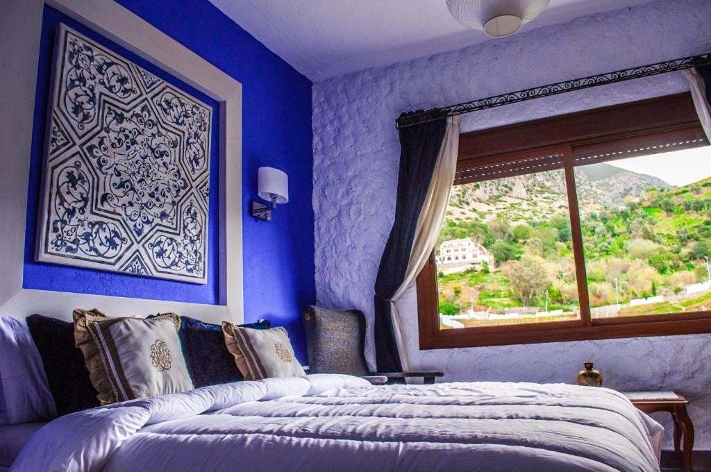 Deluxe Suite with River, Mountain and City View