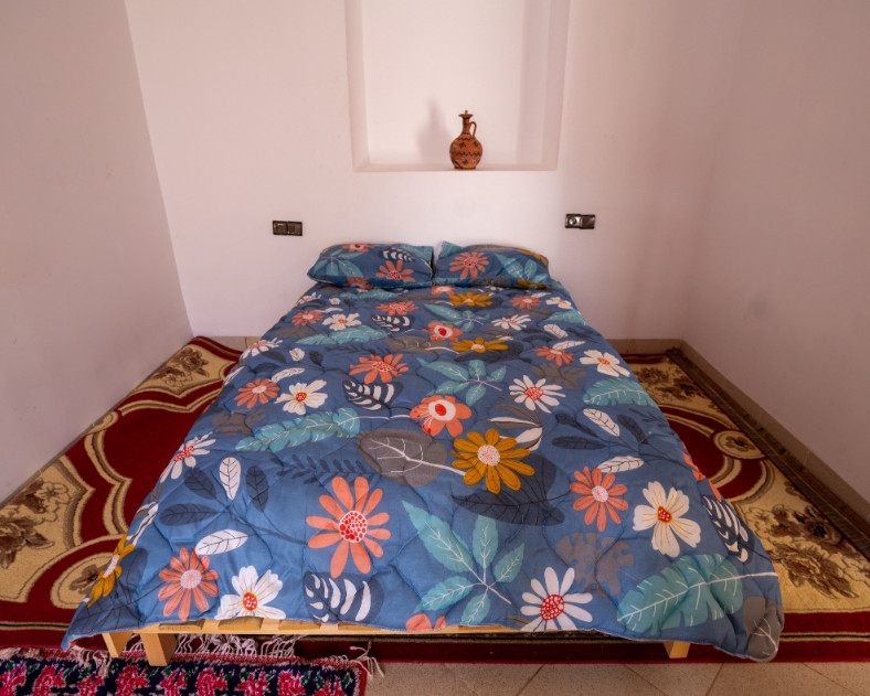 Chambre simple avec douche et toilettes.