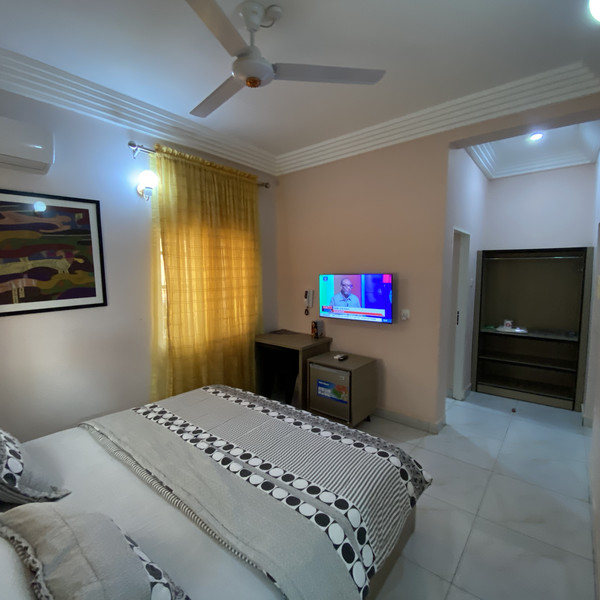 #6 Aquamarine Suite